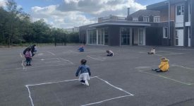 riapertura-in-francia-le-immagini-dei-bambini-che-giocano-nel-quadrati-di-gesso-fanno-il-giro-del-web