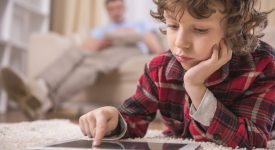 tablet-ritardo-linguaggio-dei-bambini