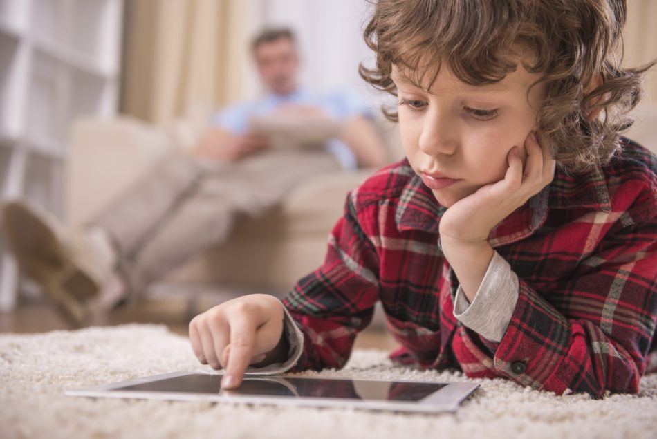 tablet-ritardo-linguaggio-dei-bambini