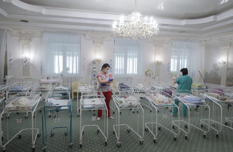 kiev:-bambini-nati-da-maternita-surrogata-lasciati-in-hotel-in-attesa-dei-genitori