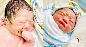 nasce-nonostante-la-spirale-la-foto-del-neonato-che-stringe-nelle-mani-il-contraccettivo-della-madre-fa-il-giro-del-web