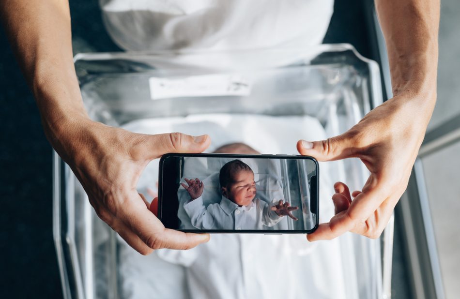lo-sharenting-il-nuovo-pericolo-social-per-i-piu-piccoli