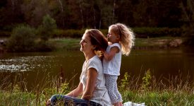 bambini-giocare-con-capelli-mamma-fa-bene