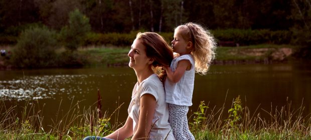 bambini-giocare-con-capelli-mamma-fa-bene