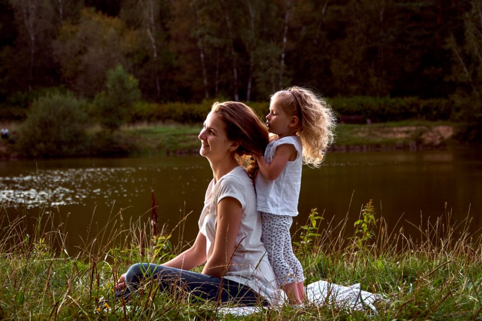 bambini-giocare-con-capelli-mamma-fa-bene