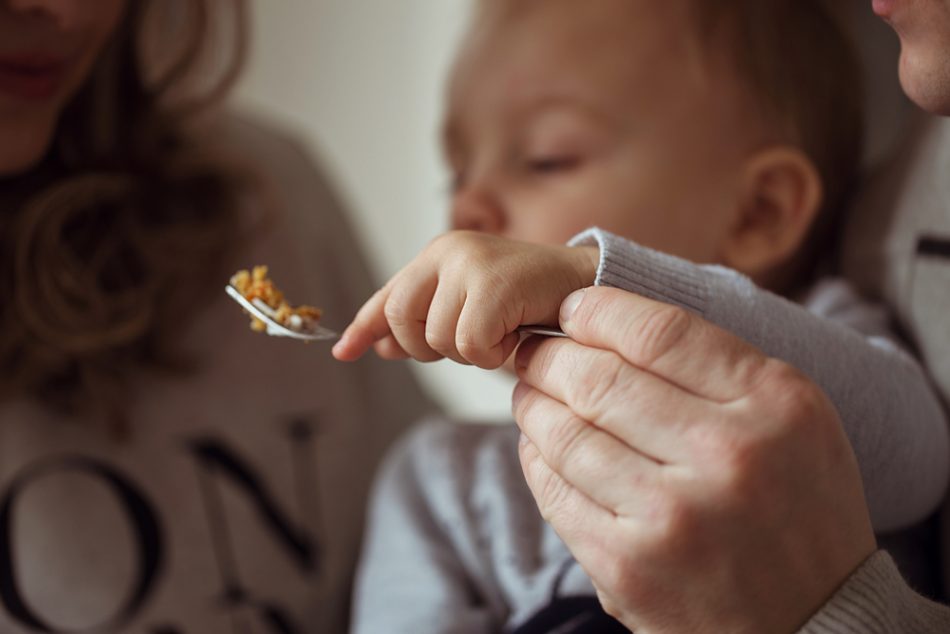 insegnare-bambini-utilizzare-posate