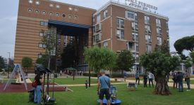 bari-lospedale-pediatrico-accoglie-i-bambini-con-un-parco-giochi