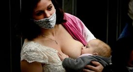esempio-di-purezza-e-bellezza-cosi-il-papa-commenta-lallattamento-in-chiesa