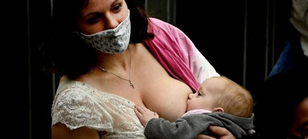 esempio-di-purezza-e-bellezza-cosi-il-papa-commenta-lallattamento-in-chiesa