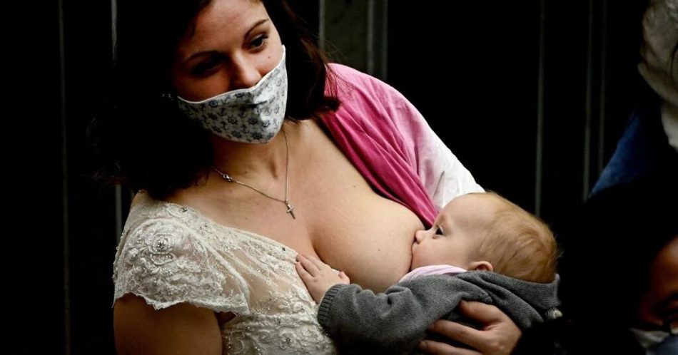 esempio-di-purezza-e-bellezza-cosi-il-papa-commenta-lallattamento-in-chiesa