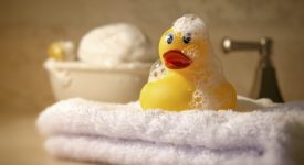 il-suo-bambino-rischia-di-perdere-la-vista-a-causa-dei-giocattoli-da-bagno-la-storia-di-una-mamma