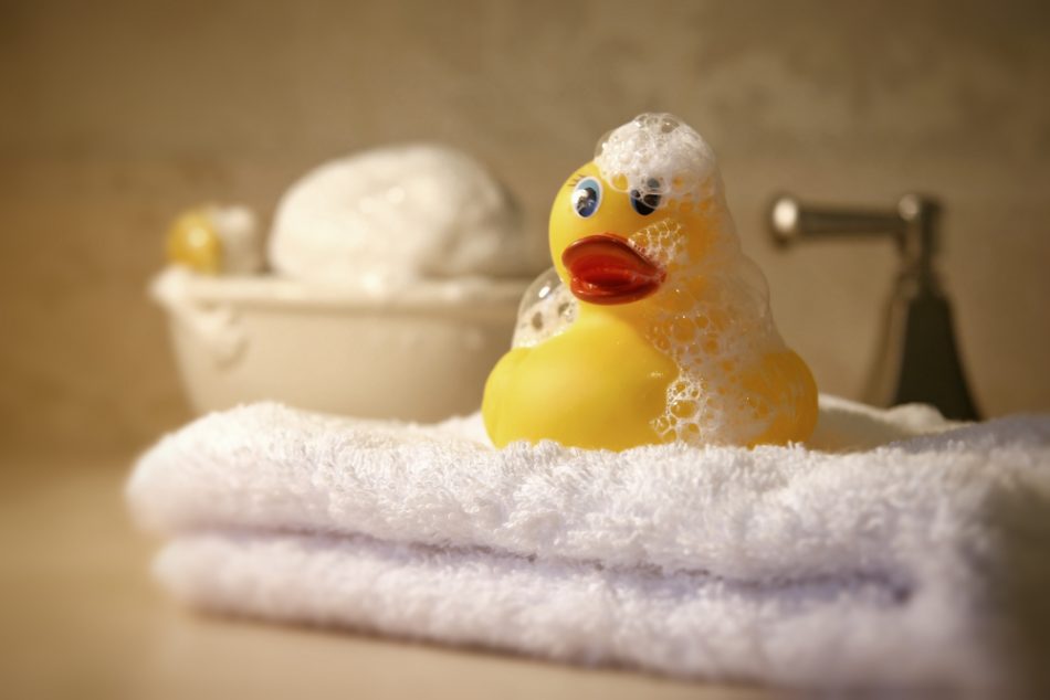 il-suo-bambino-rischia-di-perdere-la-vista-a-causa-dei-giocattoli-da-bagno-la-storia-di-una-mamma
