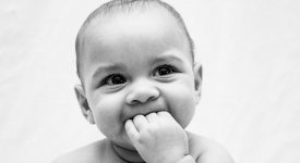 bambini-cosa-fare-se-mettono-tutto-in-bocca
