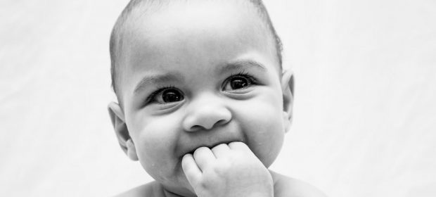bambini-cosa-fare-se-mettono-tutto-in-bocca