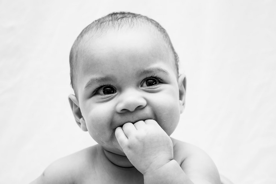 bambini-cosa-fare-se-mettono-tutto-in-bocca