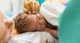 contatto-pelle-a-pelle-con-il-neonato-anche-dopo-il-cesareo