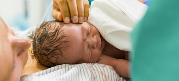 contatto-pelle-a-pelle-con-il-neonato-anche-dopo-il-cesareo