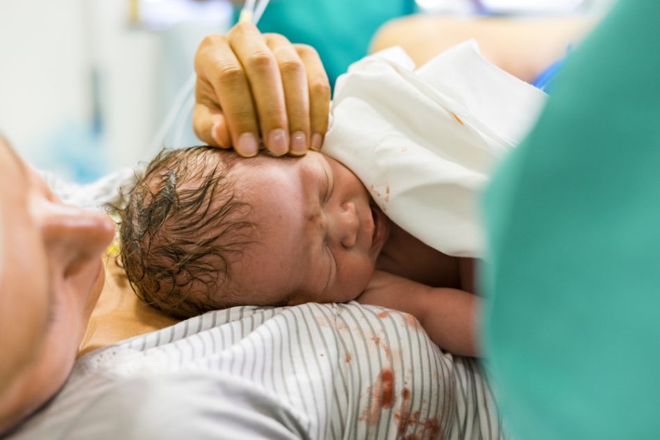 contatto-pelle-a-pelle-con-il-neonato-anche-dopo-il-cesareo