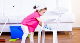 igiene-casa-pulire-con-un-bambino