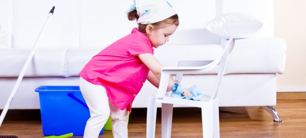 igiene-casa-pulire-con-un-bambino