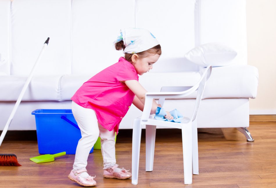 igiene-casa-pulire-con-un-bambino
