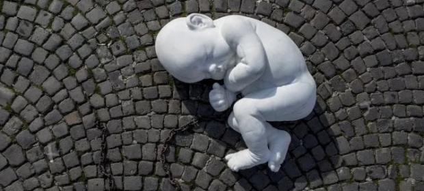 napoli-in-piazza-del-plebiscito-spunta-il-bambino-di-marmo-ecco-il-suo-messaggio