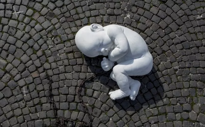 napoli-in-piazza-del-plebiscito-spunta-il-bambino-di-marmo-ecco-il-suo-messaggio