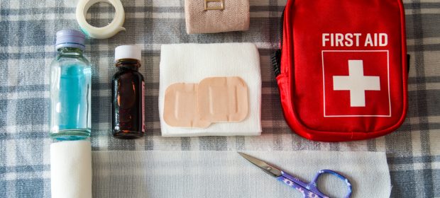 kit-di-primo-soccorso-per-bambini-cosa-non-deve-mai-mancare-nella-borsa-di-una-mamma