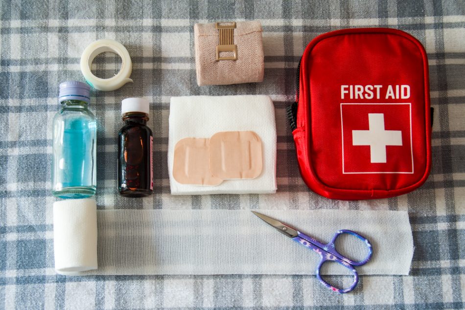 kit-di-primo-soccorso-per-bambini-cosa-non-deve-mai-mancare-nella-borsa-di-una-mamma
