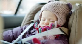 bimbi-in-auto-in-inverno-come-viaggiare-in-sicurezza