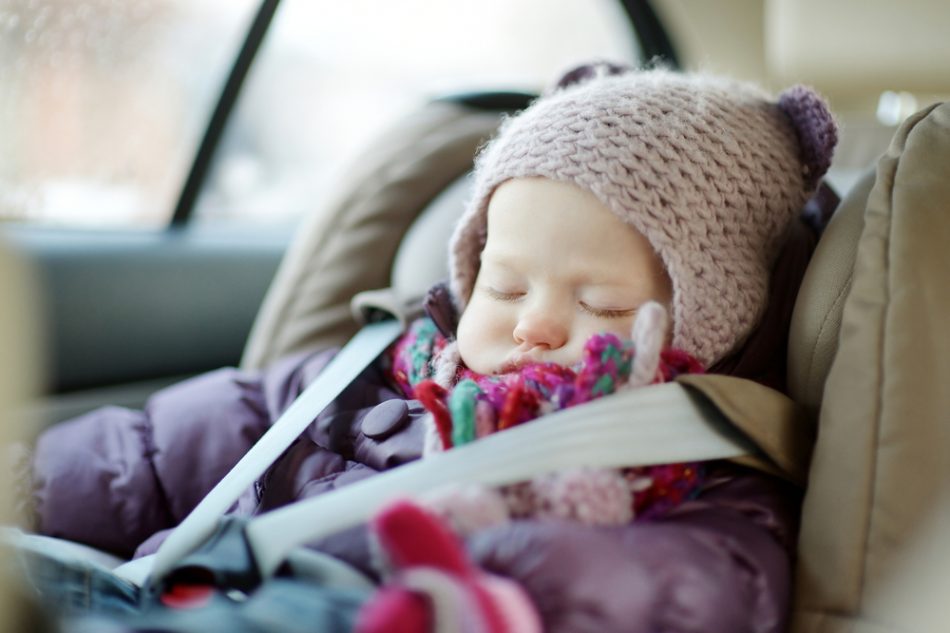 bimbi-in-auto-in-inverno-come-viaggiare-in-sicurezza