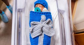 neonati-impacchettati-come-regali-di-natale-la-dolce-iniziativa-di-un-ospedale