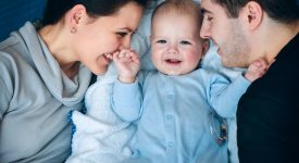 abbracci-coppia-bambini-gelosi-cosa-fare