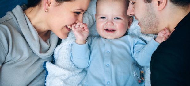 abbracci-coppia-bambini-gelosi-cosa-fare