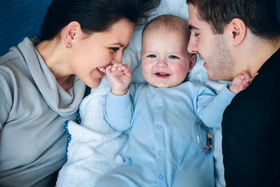 abbracci-coppia-bambini-gelosi-cosa-fare