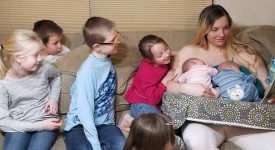 mamma-dona-al-il-latte-e-pubblica-le-foto-sui-social-commenti-perversi-dal-web