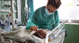 bologna-neonato-di-5-giorni-respira-grazie-a-un-delicato-intervento-alle-corde-vocali