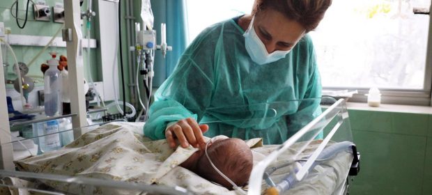 bologna-neonato-di-5-giorni-respira-grazie-a-un-delicato-intervento-alle-corde-vocali