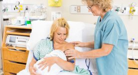 non-dire-allattamento-al-seno-ma-allattamento-al-petto-le-nuove-linee-guida-di-un-ospedale-inglese