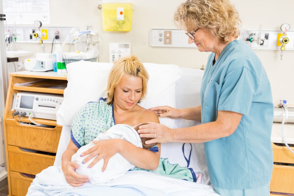 non-dire-allattamento-al-seno-ma-allattamento-al-petto-le-nuove-linee-guida-di-un-ospedale-inglese