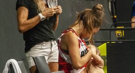 cestista-argentina-allatta-a-bordo-campo-un-gesto-normale-per-una-mamma-atleta-che-fa-il-giro-del-mondo