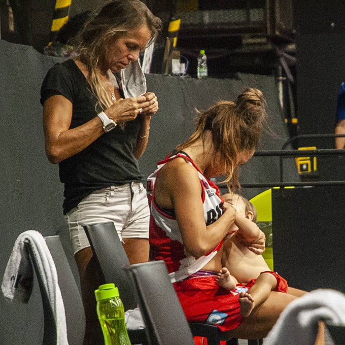 cestista-argentina-allatta-a-bordo-campo-un-gesto-normale-per-una-mamma-atleta-che-fa-il-giro-del-mondo