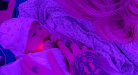 cromoterapia-ecco-perche-baby-v-e-nata-avvolta-da-una-luce-viola
