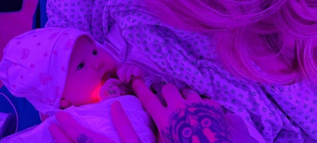 cromoterapia-ecco-perche-baby-v-e-nata-avvolta-da-una-luce-viola