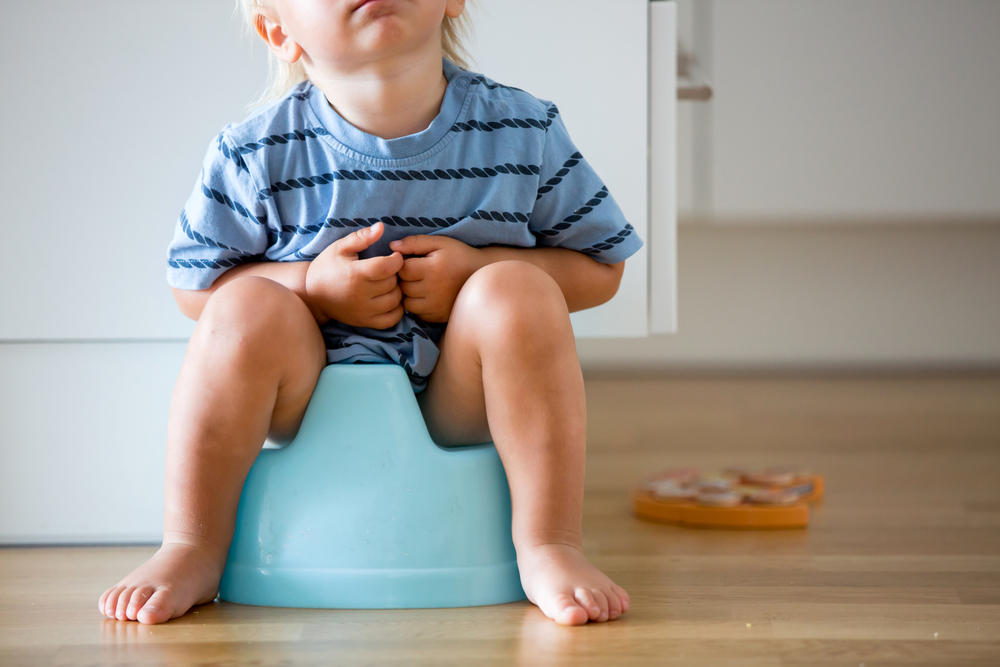Spannolinamento: come fare quando il bambino trattiene la cacca