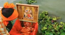 neonata-abbandonata-sul-fiume-gange-viene-salvata-da-un-barcaiolo