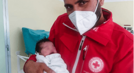 hina-bambina-afgana-nasce-in-italia-e-scampata-allorrore-dei-talebani-che-avevano-ucciso-il-padre