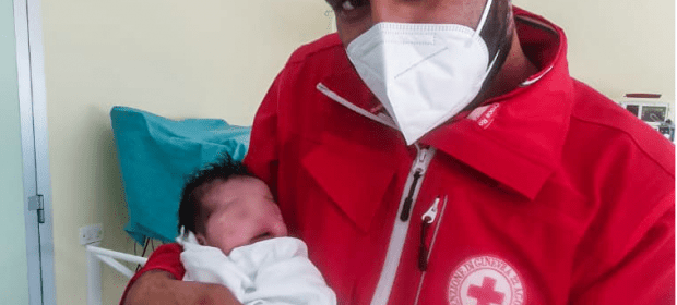 hina-bambina-afgana-nasce-in-italia-e-scampata-allorrore-dei-talebani-che-avevano-ucciso-il-padre