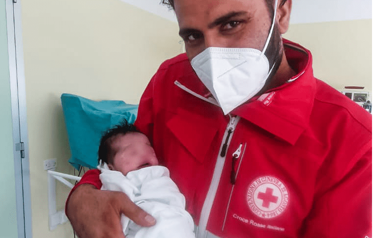 hina-bambina-afgana-nasce-in-italia-e-scampata-allorrore-dei-talebani-che-avevano-ucciso-il-padre