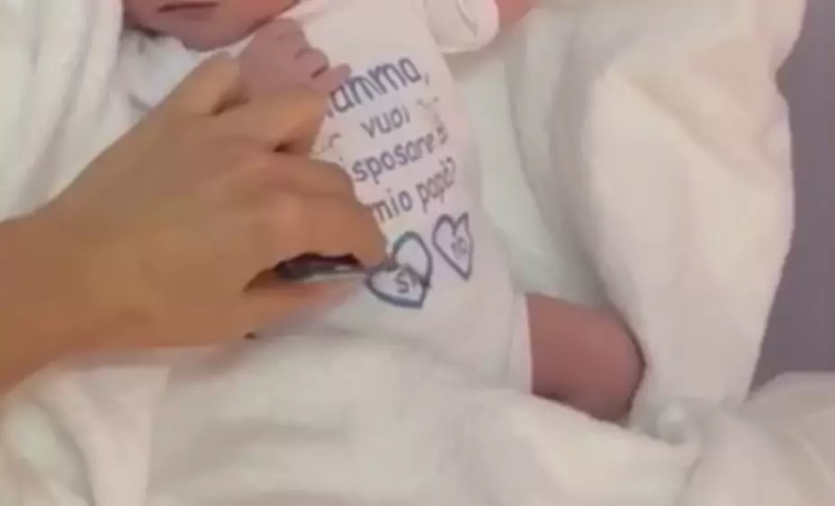 la-dolcissima-proposta-di-matrimonio-sul-body-del-neonato